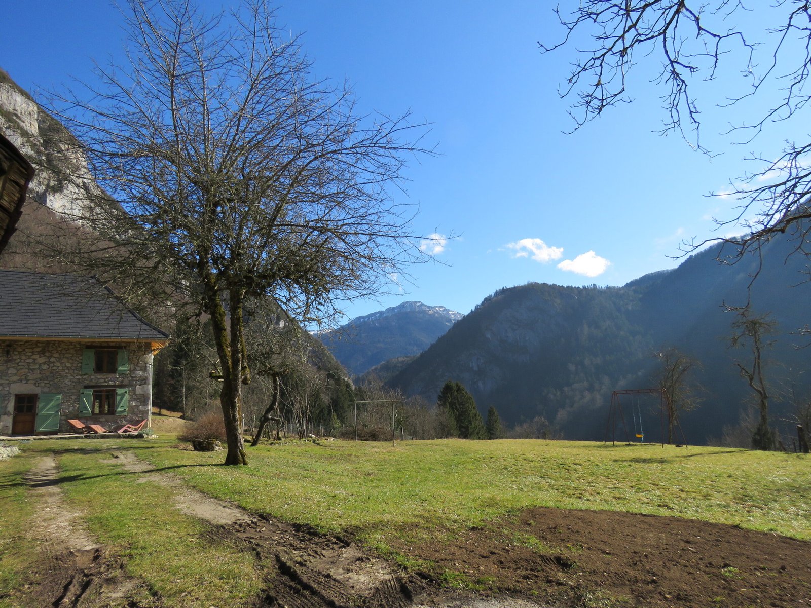 alt="vue jardin du gîte Chez Maria en Savoie"