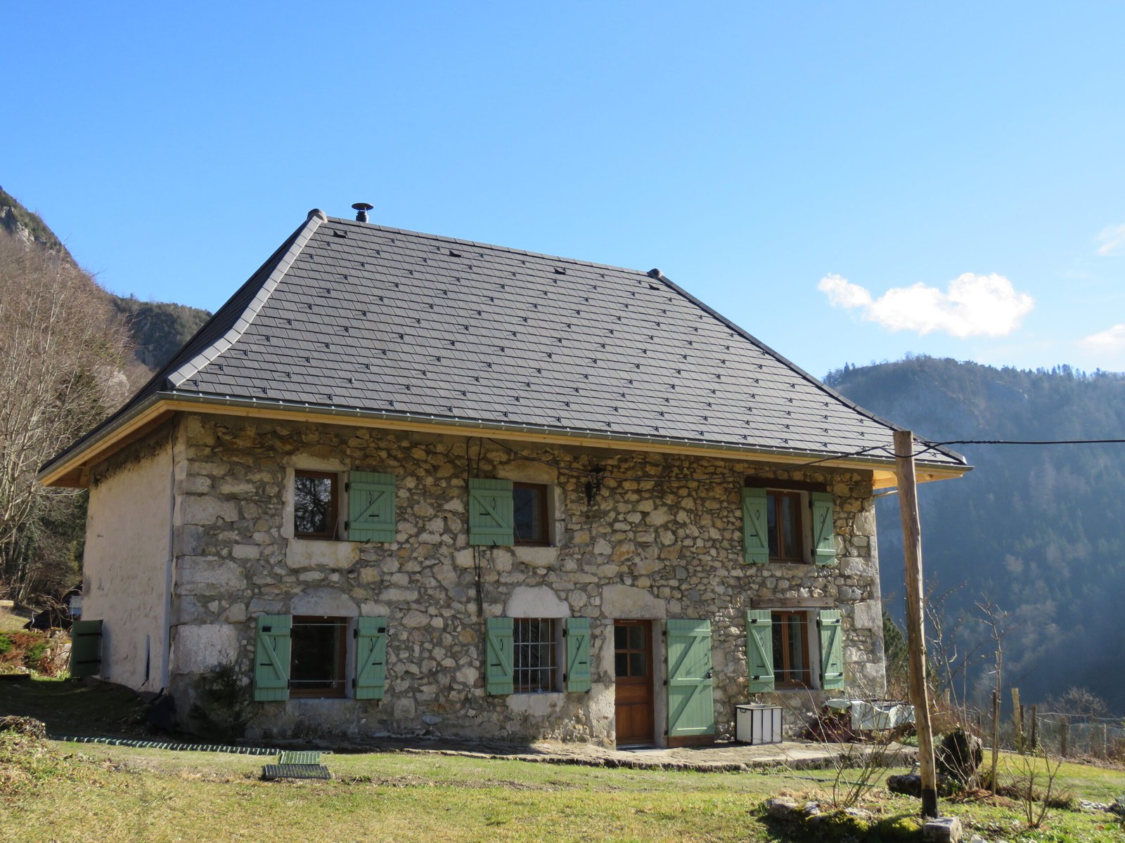 alt="vue façade du gîte Chez Maria en Savoie"