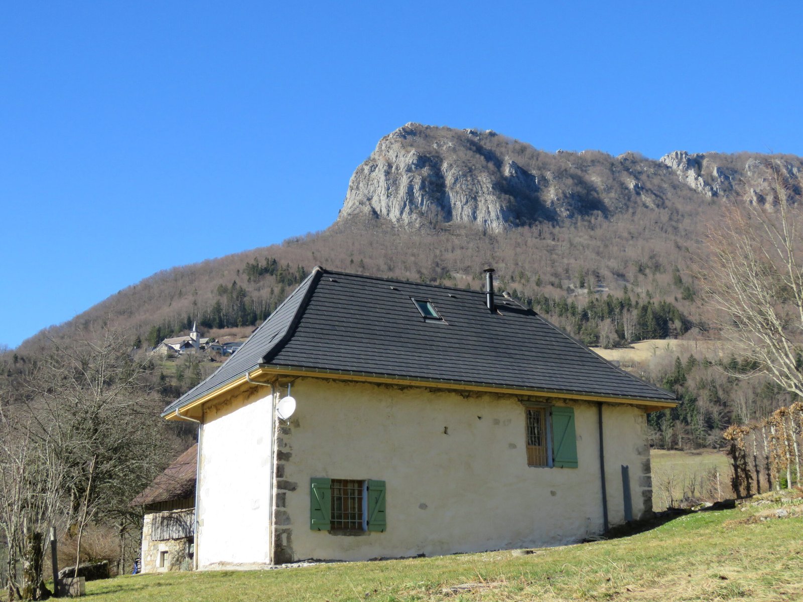 alt="vue arrière du gîte Chez Maria en Savoie"