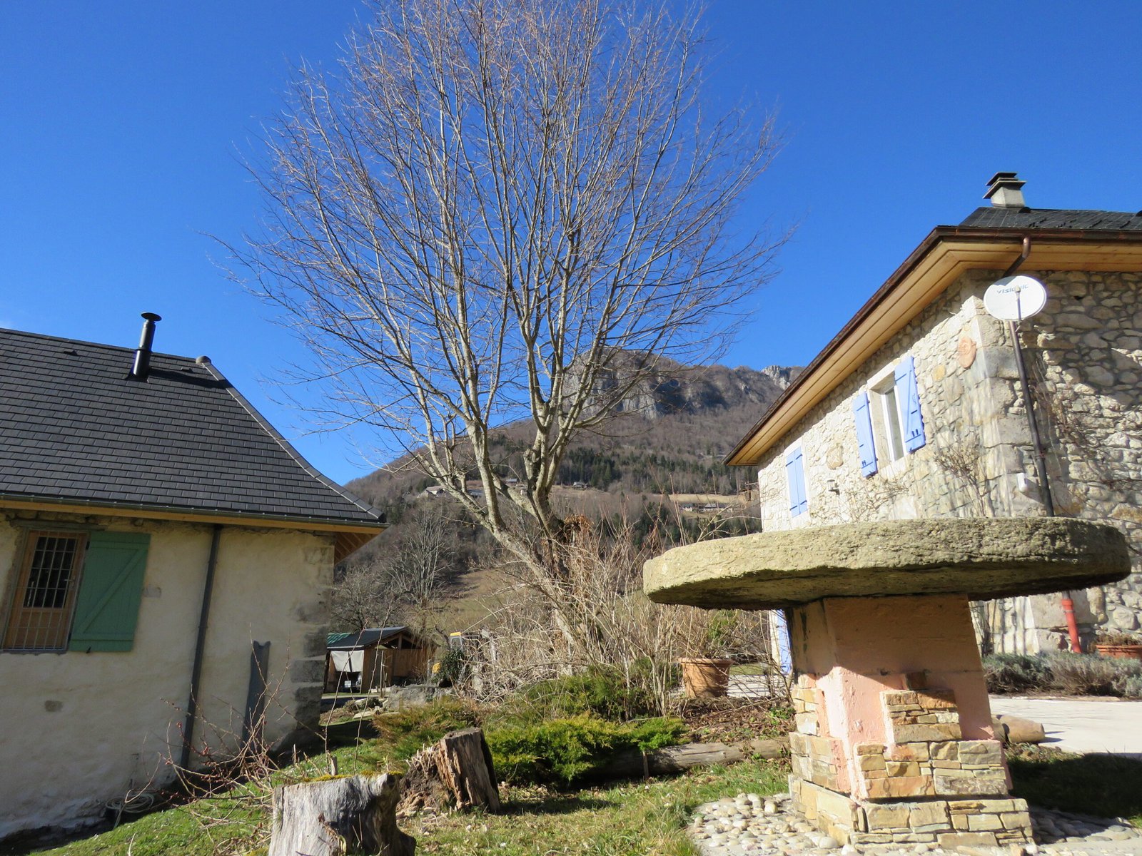 alt="vue exterieur du gîte Chez Maria en Savoie"