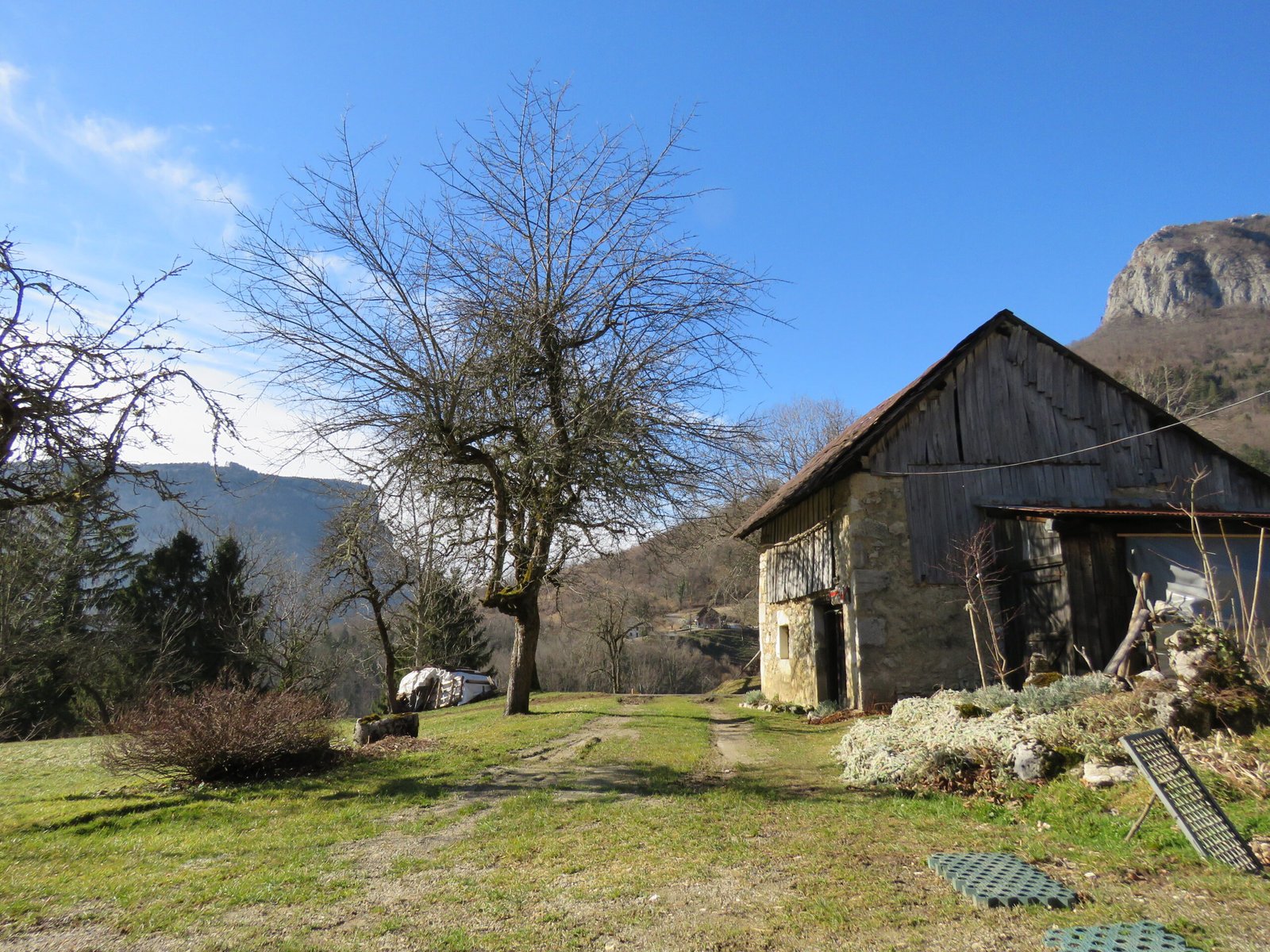 alt="vue exterieur du gîte Chez Maria en Savoie"