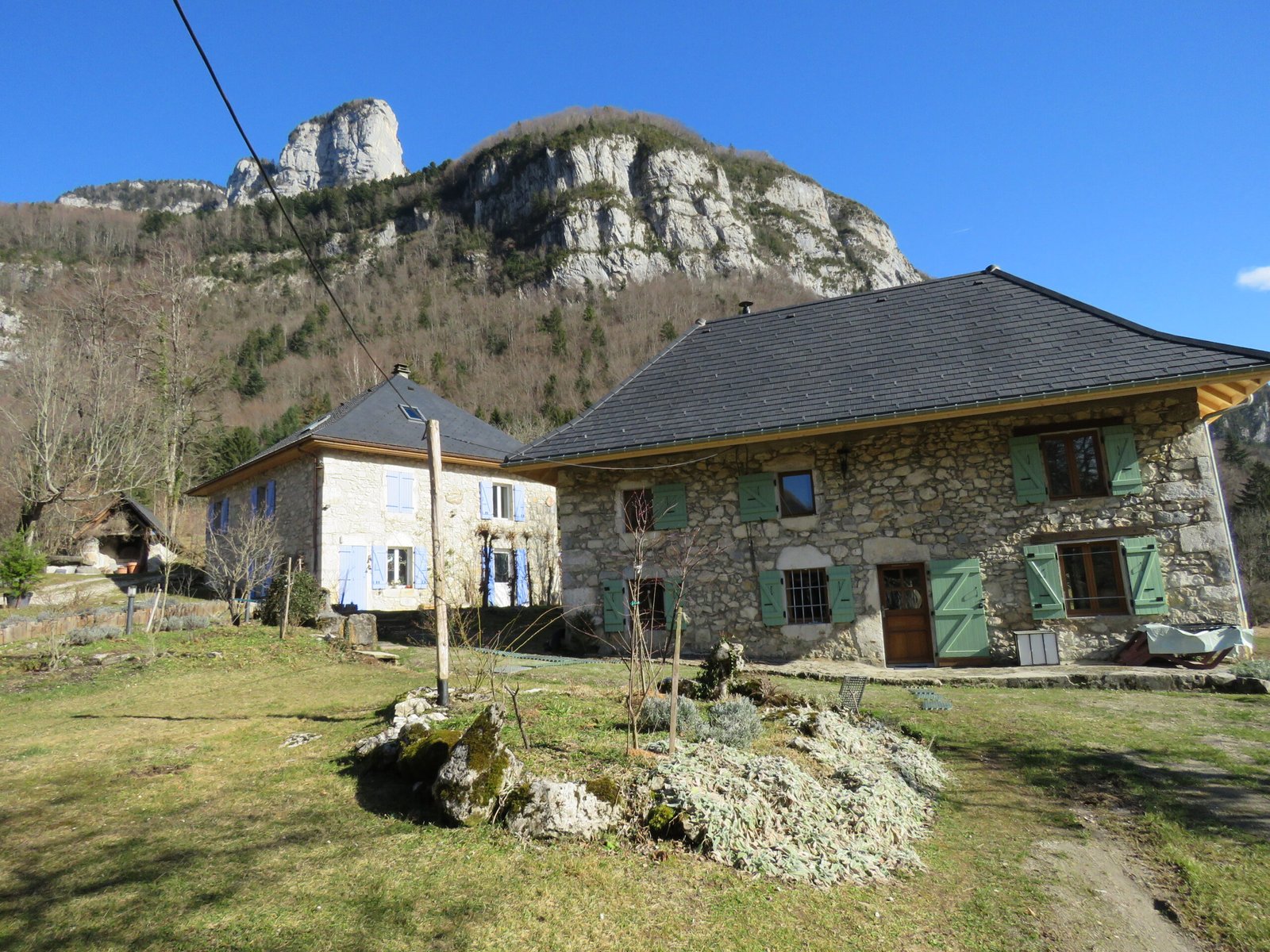 alt="vue exterieur du gîte Chez Maria en Savoie"