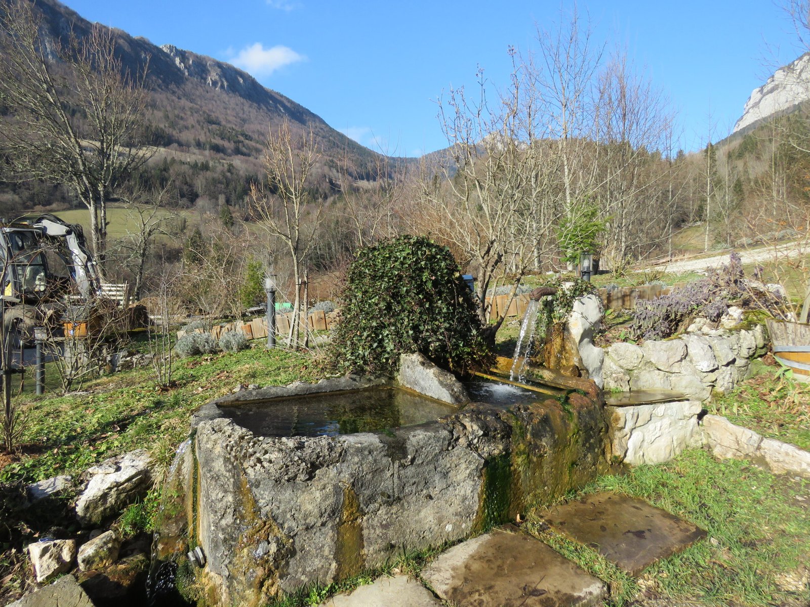 alt="fontaine du gîte Chez Maria en Savoie"