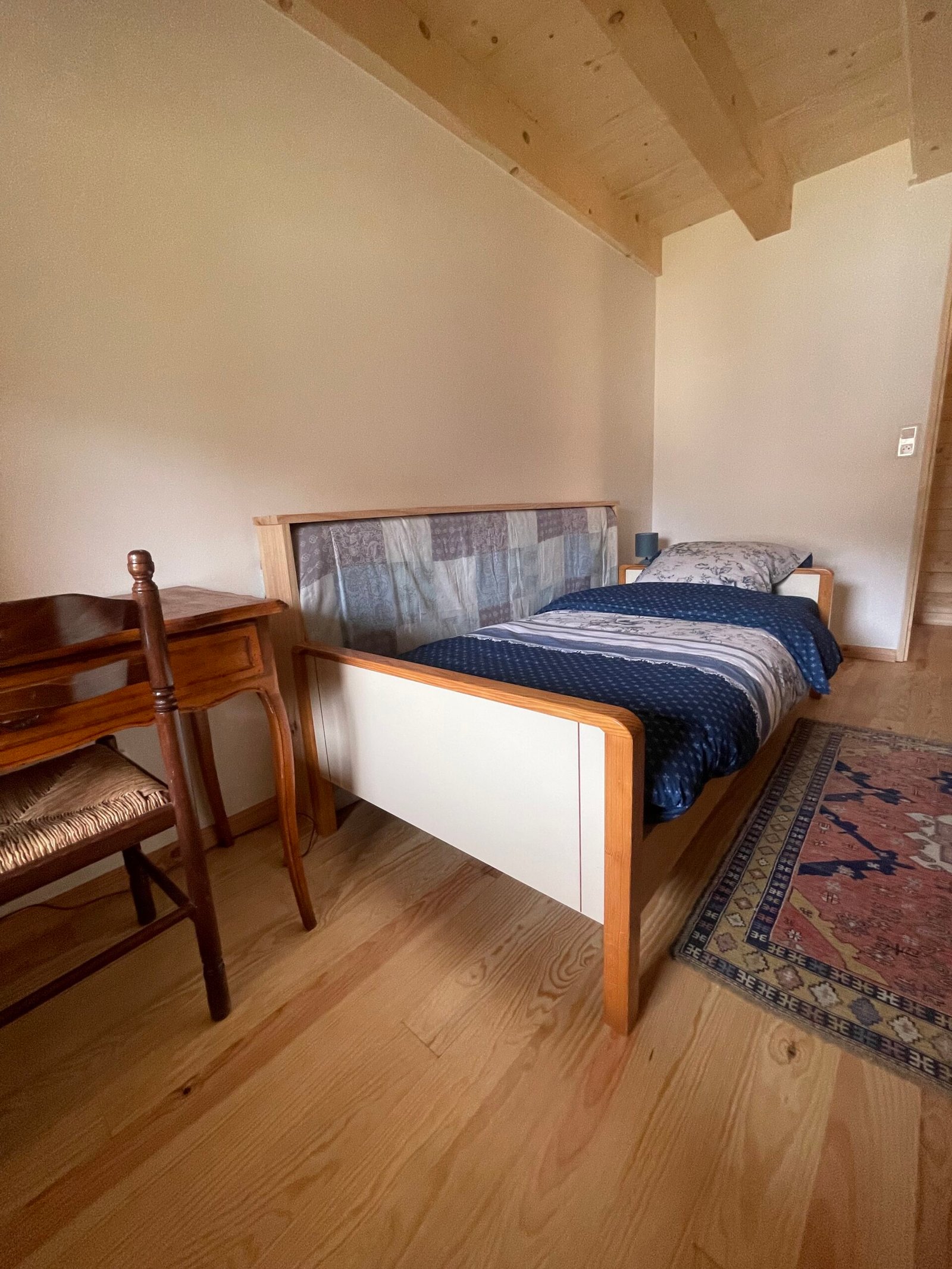 alt="Chambre confortable du gîte Chez Maria en Savoie"